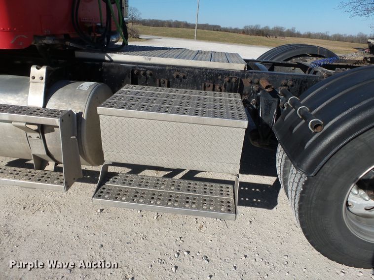 image for item DH7820 2000 Freightliner Classic semi truck