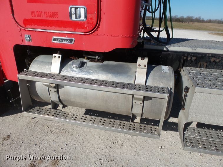 image for item DH7820 2000 Freightliner Classic semi truck