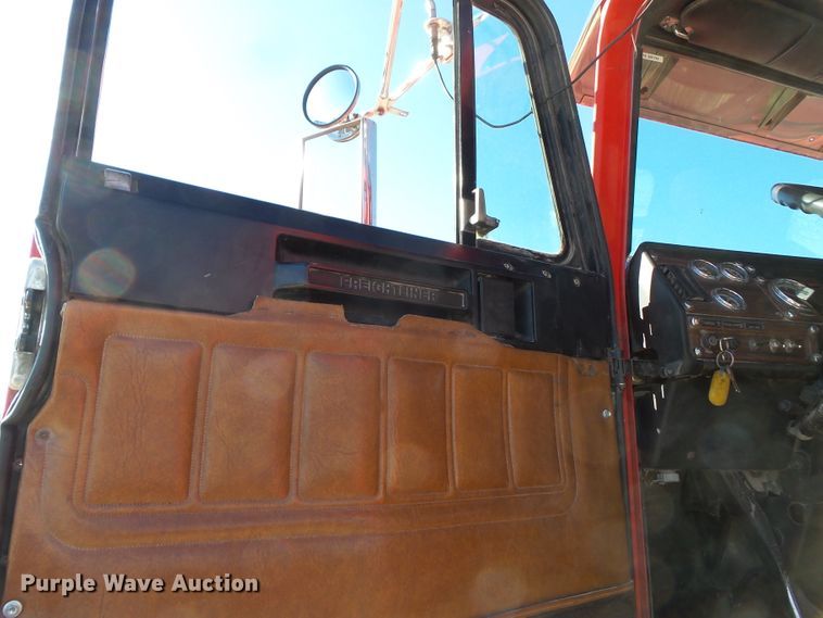 image for item DH7820 2000 Freightliner Classic semi truck