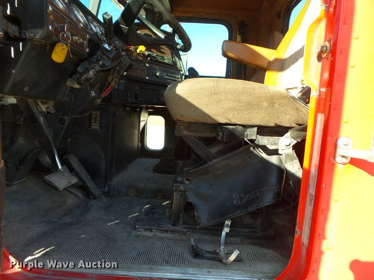 image for item DH7820 2000 Freightliner Classic semi truck