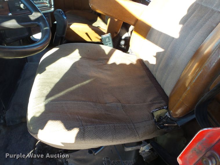 image for item DH7820 2000 Freightliner Classic semi truck