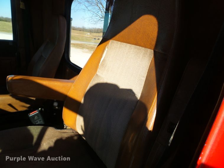 image for item DH7820 2000 Freightliner Classic semi truck