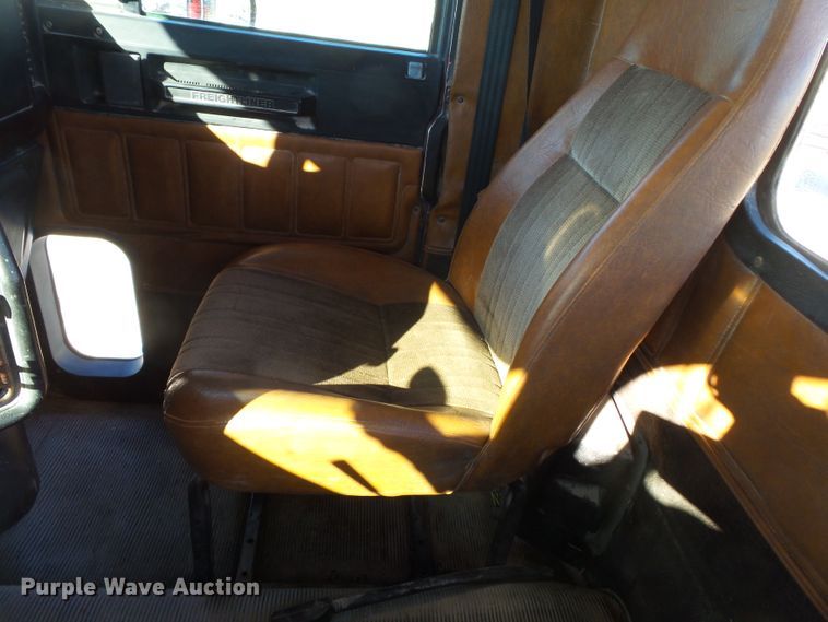 image for item DH7820 2000 Freightliner Classic semi truck