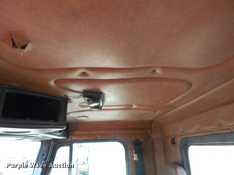 image for item DH7820 2000 Freightliner Classic semi truck