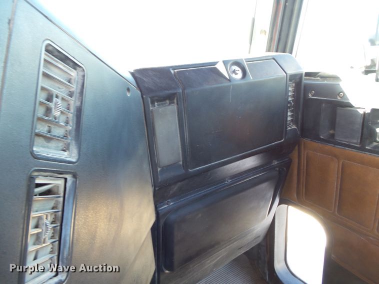 image for item DH7820 2000 Freightliner Classic semi truck