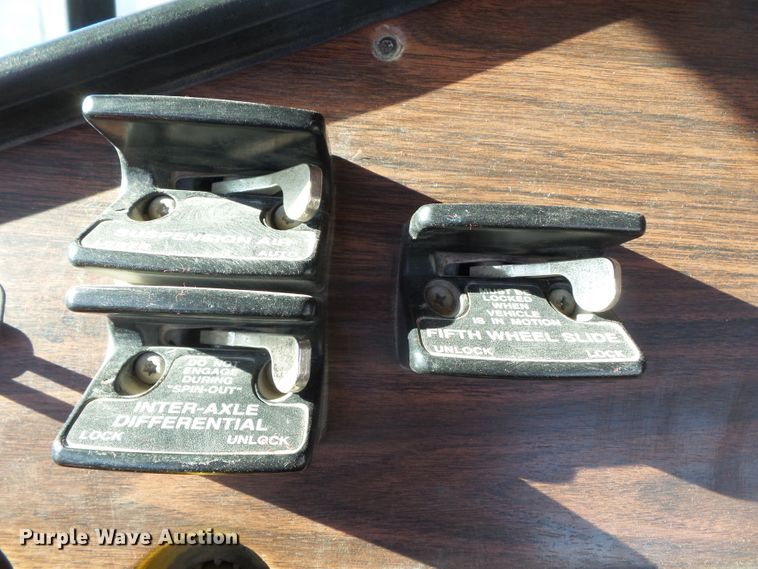 image for item DH7820 2000 Freightliner Classic semi truck