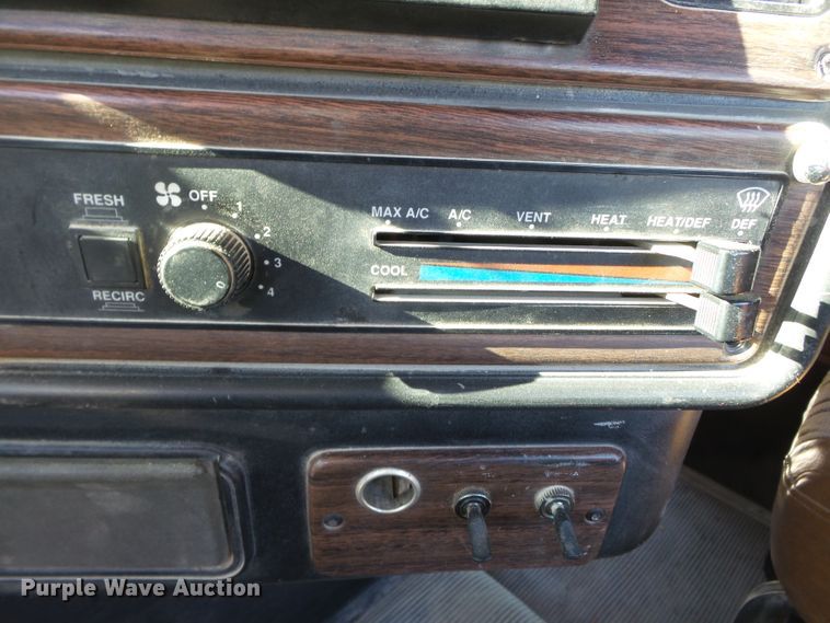 image for item DH7820 2000 Freightliner Classic semi truck