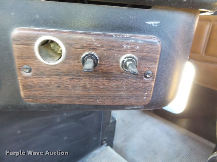 image for item DH7820 2000 Freightliner Classic semi truck