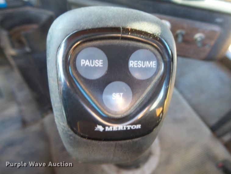 image for item DH7820 2000 Freightliner Classic semi truck