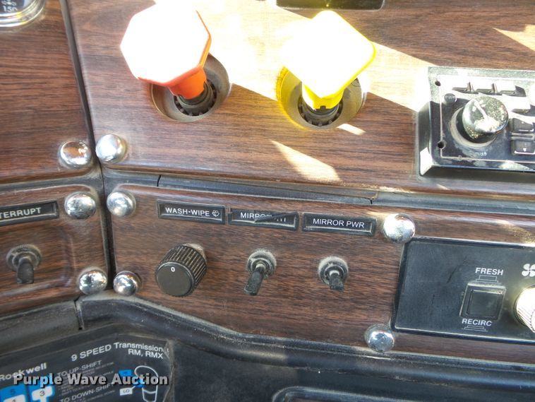 image for item DH7820 2000 Freightliner Classic semi truck