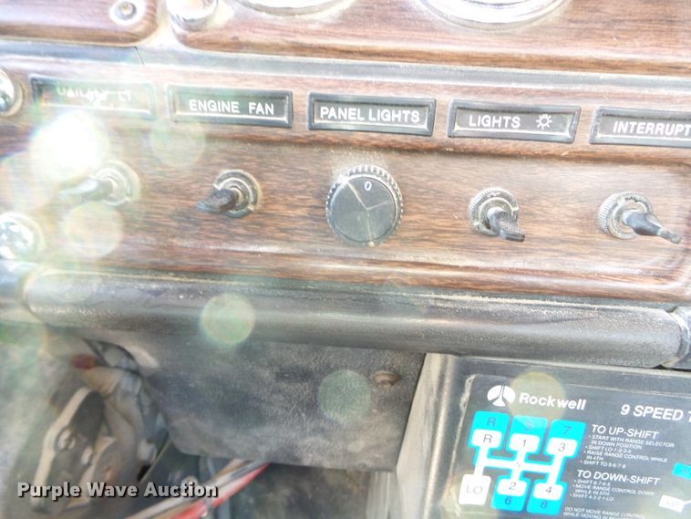 image for item DH7820 2000 Freightliner Classic semi truck