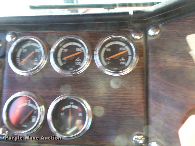 image for item DH7820 2000 Freightliner Classic semi truck