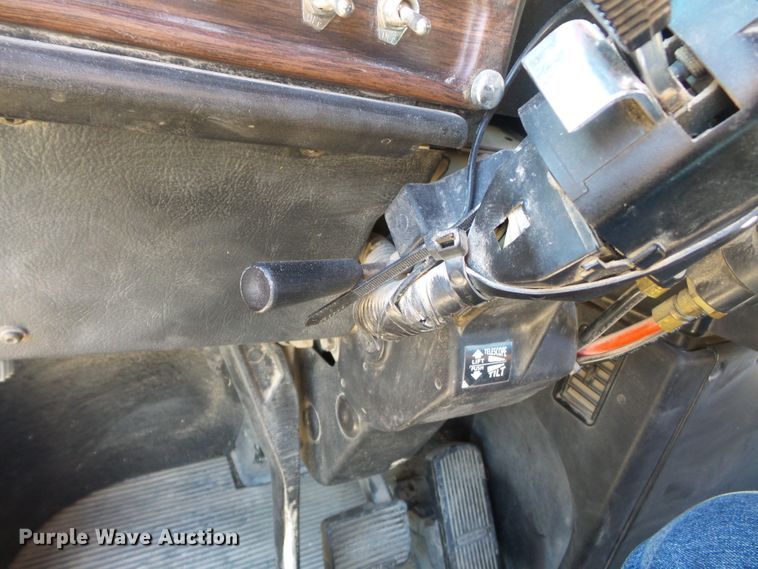 image for item DH7820 2000 Freightliner Classic semi truck