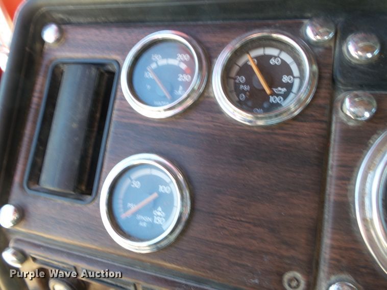 image for item DH7820 2000 Freightliner Classic semi truck