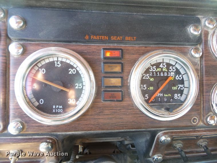 image for item DH7820 2000 Freightliner Classic semi truck