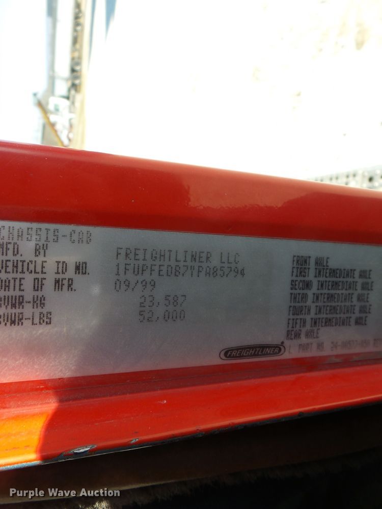 image for item DH7820 2000 Freightliner Classic semi truck