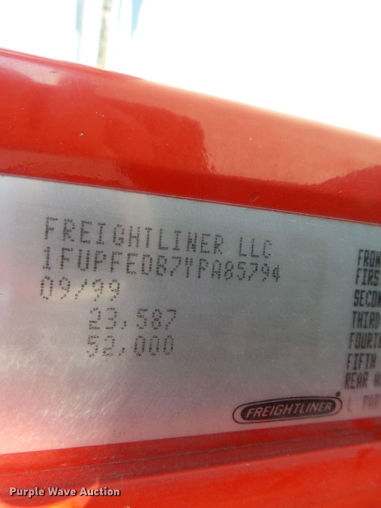 image for item DH7820 2000 Freightliner Classic semi truck