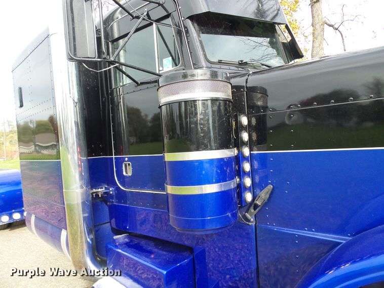 image for item DI0715 1992 Peterbilt 379 semi truck