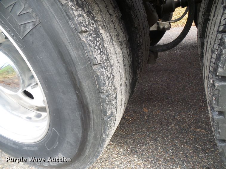 image for item DI0715 1992 Peterbilt 379 semi truck