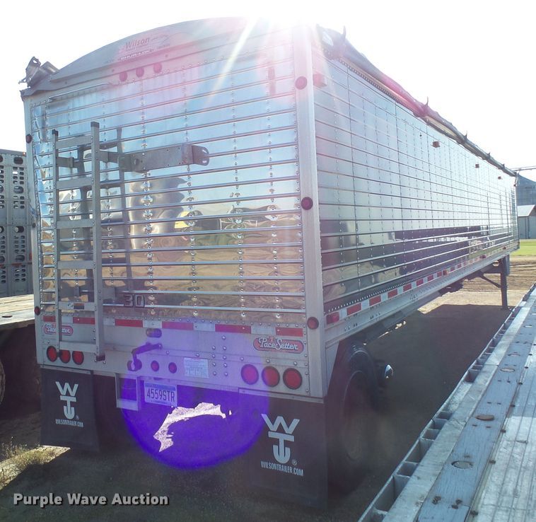 image for item EF9568 2010 Wilson DWH551B Pace Setter double hopper bottom grain trailer
