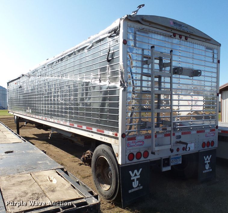 image for item EF9568 2010 Wilson DWH551B Pace Setter double hopper bottom grain trailer