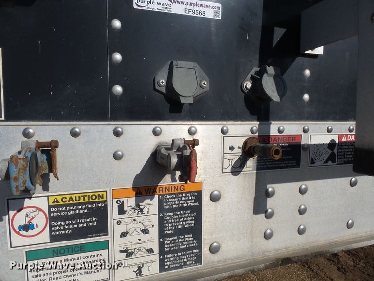 image for item EF9568 2010 Wilson DWH551B Pace Setter double hopper bottom grain trailer