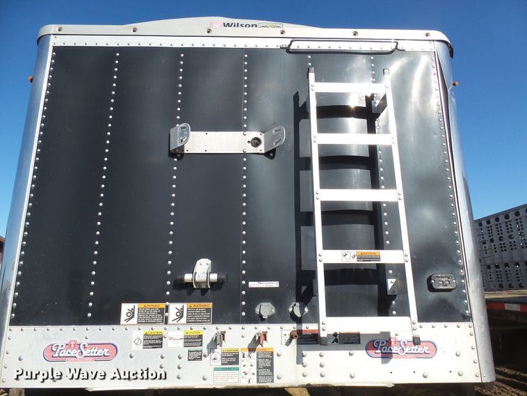image for item EF9568 2010 Wilson DWH551B Pace Setter double hopper bottom grain trailer