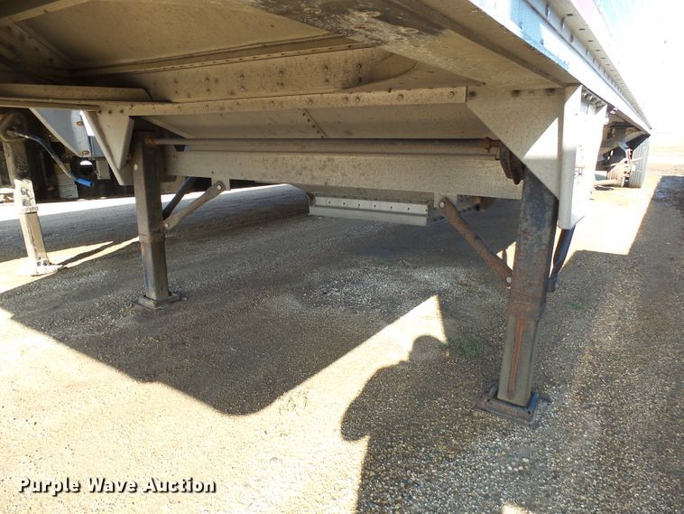 image for item EF9568 2010 Wilson DWH551B Pace Setter double hopper bottom grain trailer