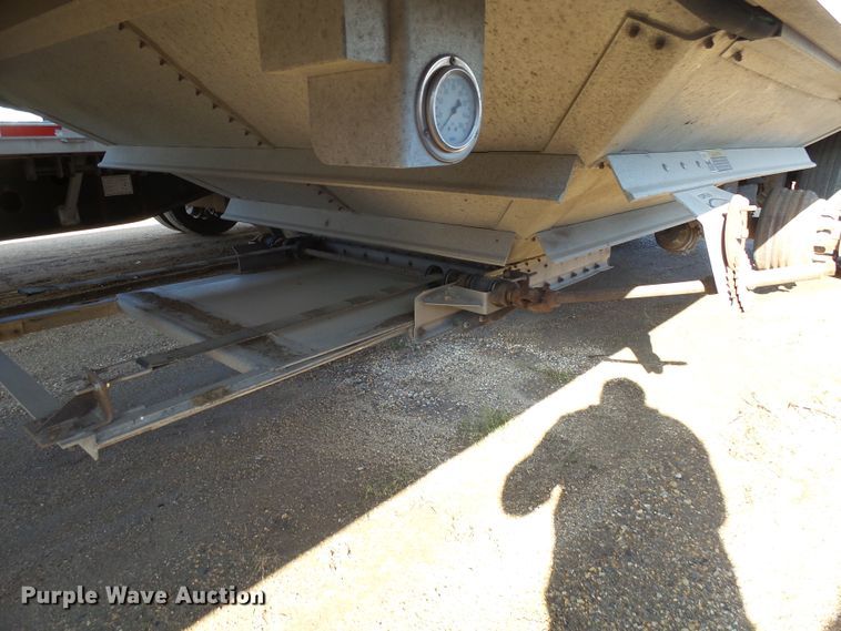 image for item EF9568 2010 Wilson DWH551B Pace Setter double hopper bottom grain trailer