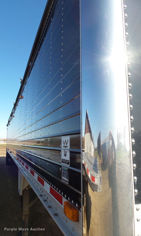 image for item EF9568 2010 Wilson DWH551B Pace Setter double hopper bottom grain trailer
