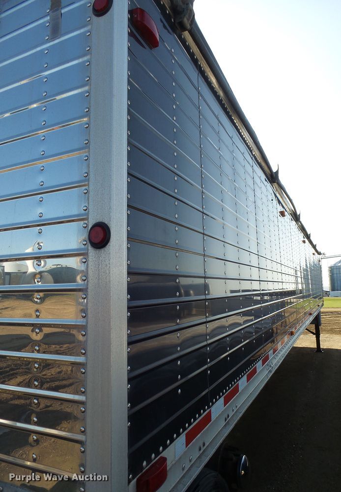 image for item EF9568 2010 Wilson DWH551B Pace Setter double hopper bottom grain trailer