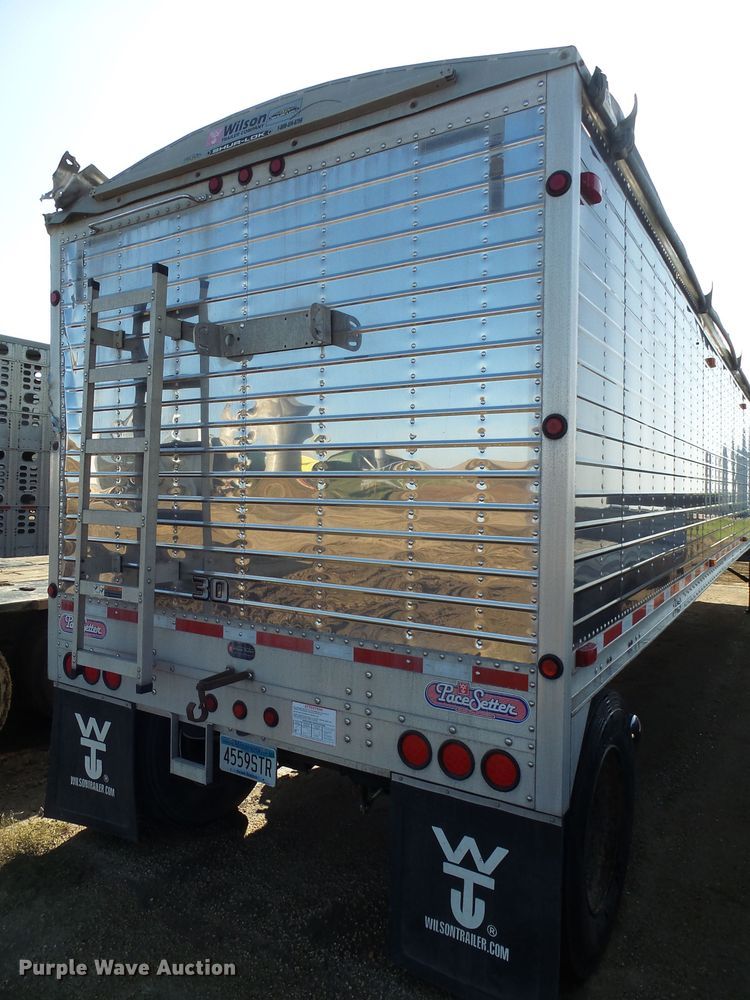 image for item EF9568 2010 Wilson DWH551B Pace Setter double hopper bottom grain trailer