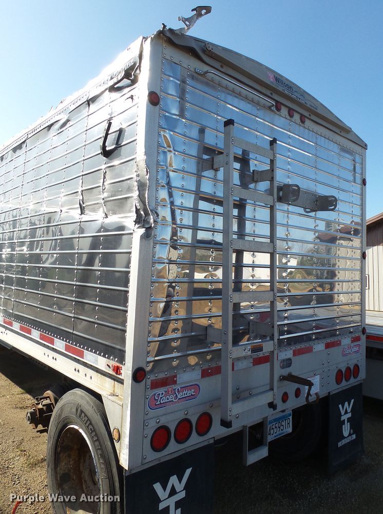 image for item EF9568 2010 Wilson DWH551B Pace Setter double hopper bottom grain trailer