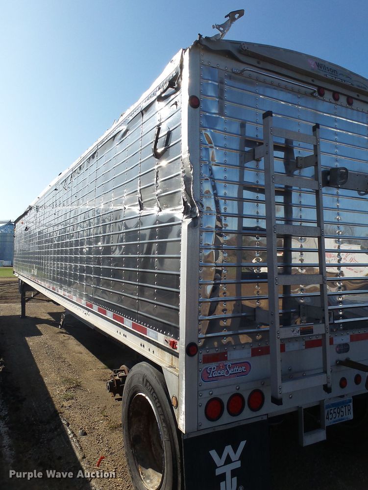 image for item EF9568 2010 Wilson DWH551B Pace Setter double hopper bottom grain trailer