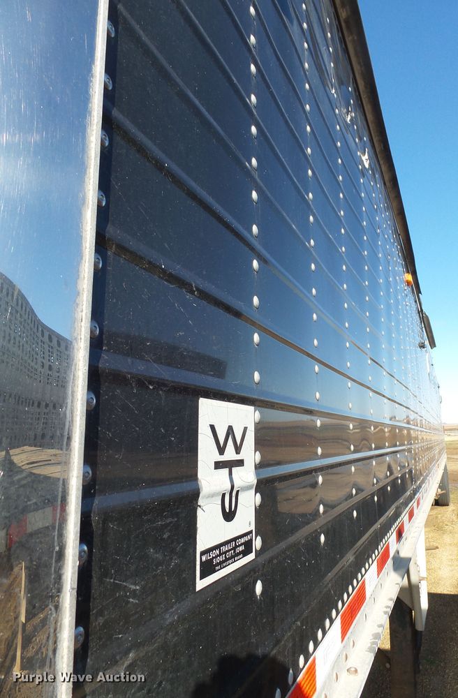 image for item EF9568 2010 Wilson DWH551B Pace Setter double hopper bottom grain trailer