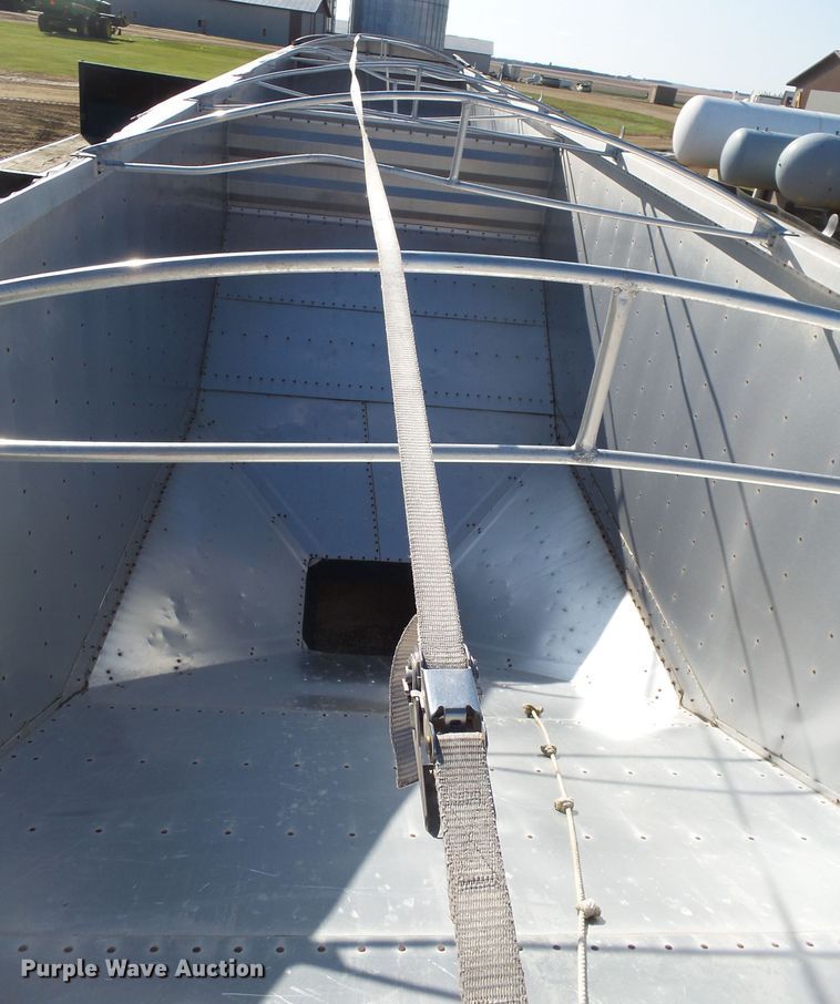 image for item EF9568 2010 Wilson DWH551B Pace Setter double hopper bottom grain trailer