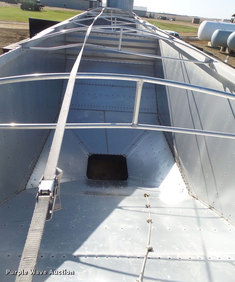 image for item EF9568 2010 Wilson DWH551B Pace Setter double hopper bottom grain trailer