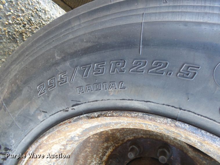 image for item EF9568 2010 Wilson DWH551B Pace Setter double hopper bottom grain trailer