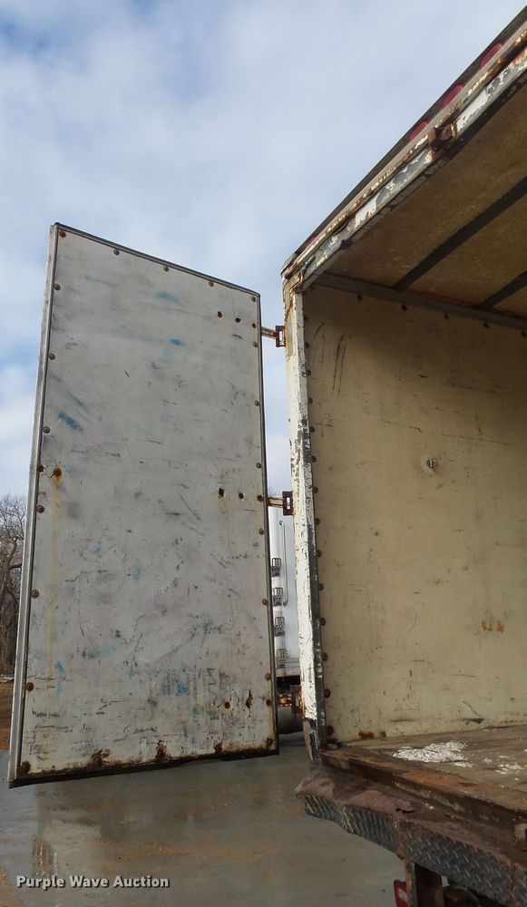 image for item EF9595 2000 Ford F650 Super Duty box truck