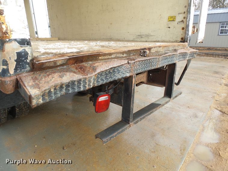 image for item EF9595 2000 Ford F650 Super Duty box truck