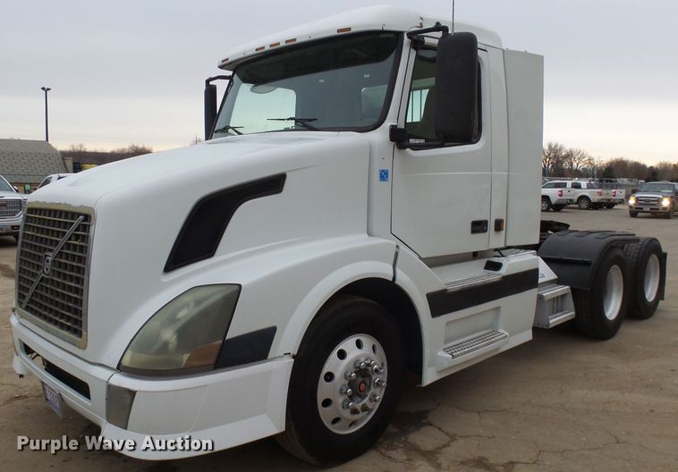 image for item EF9598 2005 Volvo VNL64T semi truck