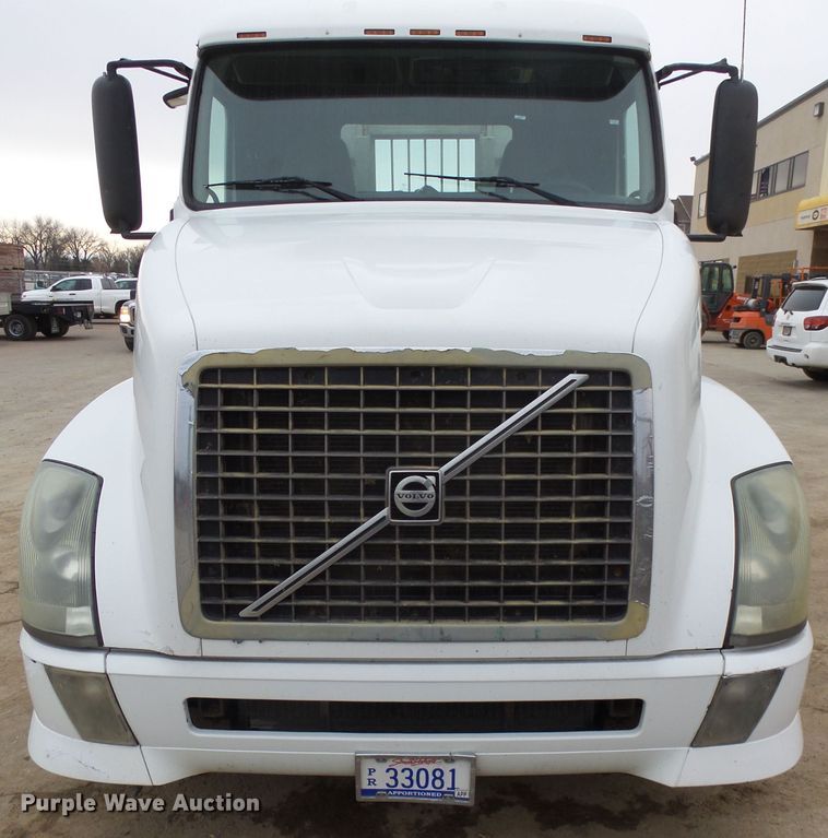 image for item EF9598 2005 Volvo VNL64T semi truck