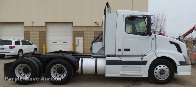 image for item EF9598 2005 Volvo VNL64T semi truck