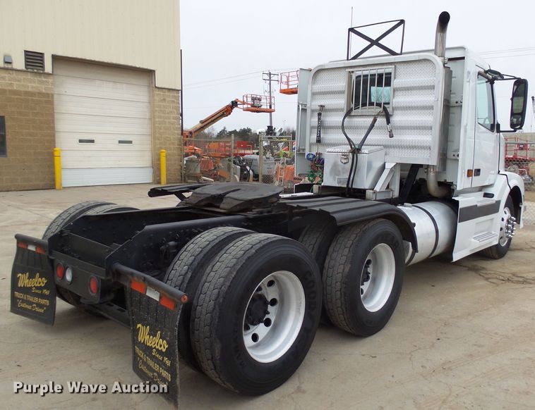 image for item EF9598 2005 Volvo VNL64T semi truck