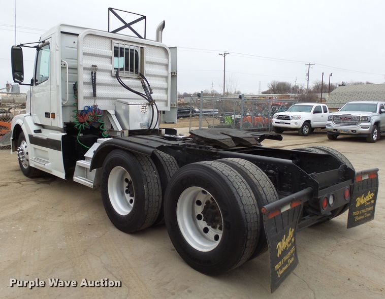 image for item EF9598 2005 Volvo VNL64T semi truck