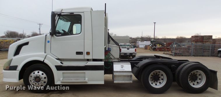 image for item EF9598 2005 Volvo VNL64T semi truck