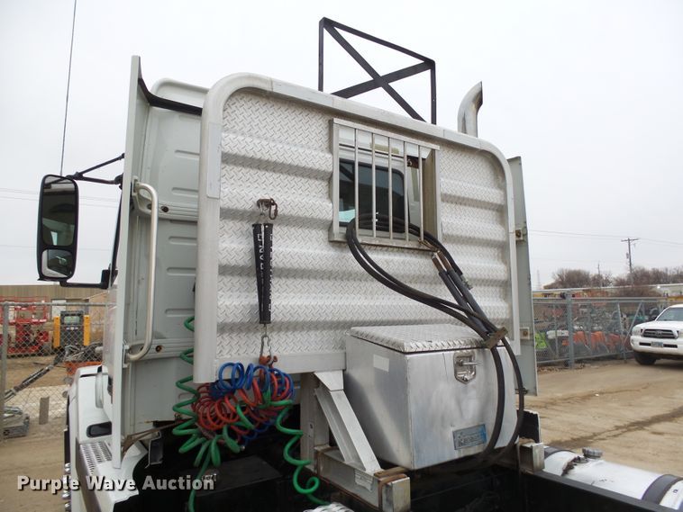 image for item EF9598 2005 Volvo VNL64T semi truck