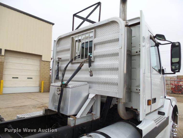 image for item EF9598 2005 Volvo VNL64T semi truck