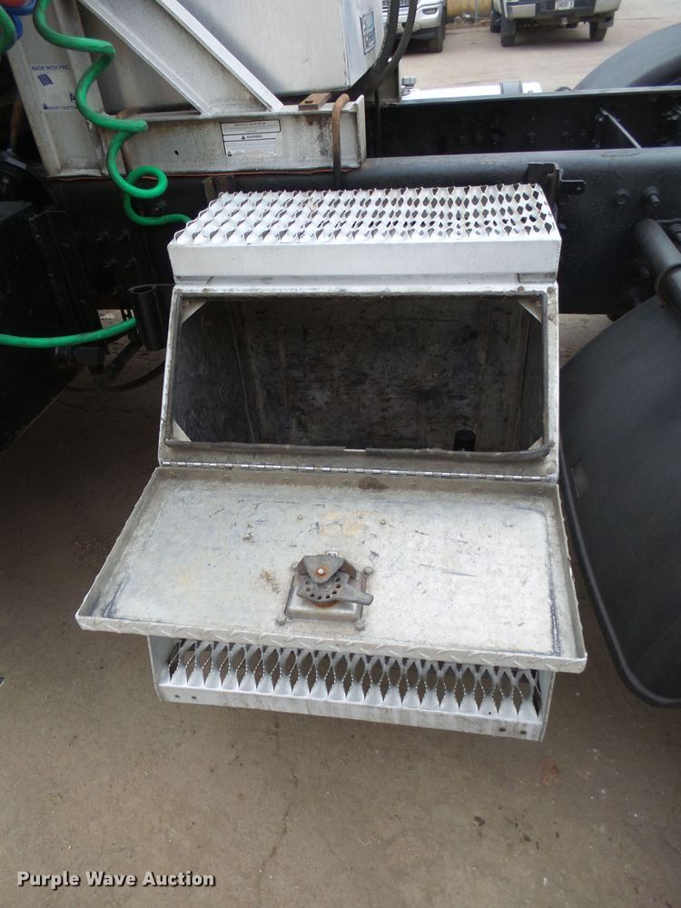 image for item EF9598 2005 Volvo VNL64T semi truck