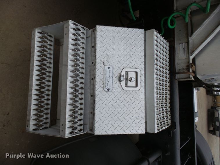 image for item EF9598 2005 Volvo VNL64T semi truck